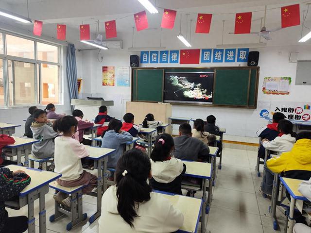 关爱水生野生动物 共建美好和谐生态 灞桥区神鹿坊小学开展“水生野生动物保护活动”(图1)